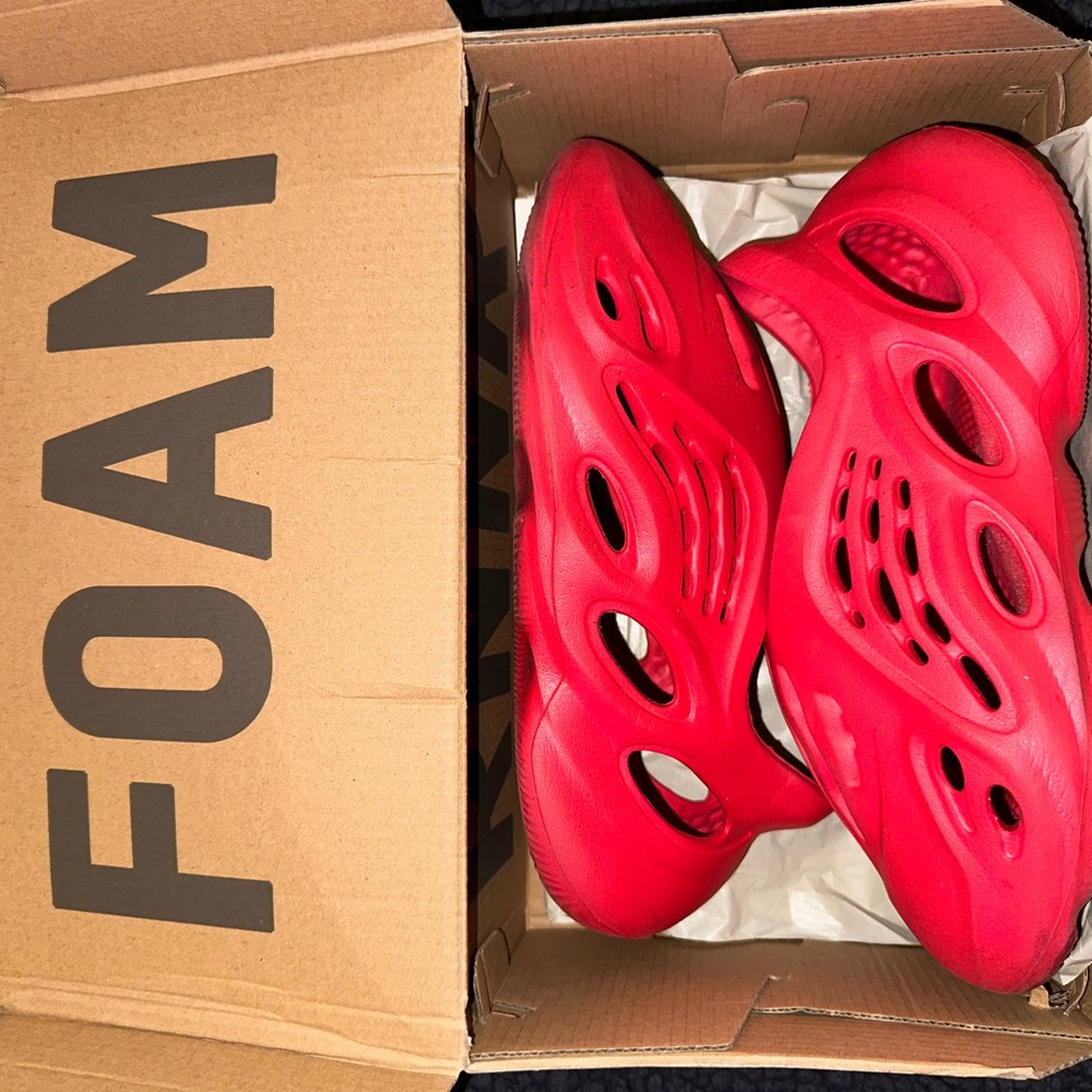 NIB❤️100% AUTHENTIC YEEZY FOAM RUNNERS